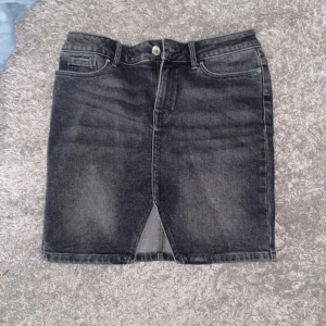 Grå jeanskjol från Vero Moda - Säljer en snygg grå jeanskjol från Vero Moda. Aldrig använt.