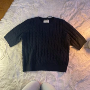 Marinblå trekvartsärmad tröja - Jättefin mörkblå tröja i såå mysigt material❤️passar S/XS men är en M