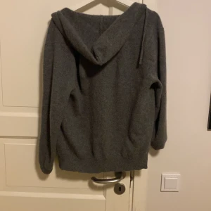 Grå hoodie från Zara Origins - Säljer en grå cashmere hoddie från Zara strl s