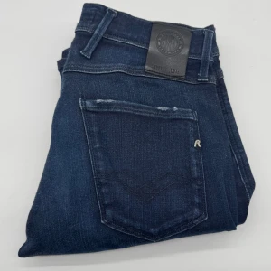 REPLAY ANBASS HYPERFLEX JEANS - Replay anbass hyperflex jeans - Slim fit passform - Storlek W30/L32 - Nypris runt 1800kr -  Deluxecloset