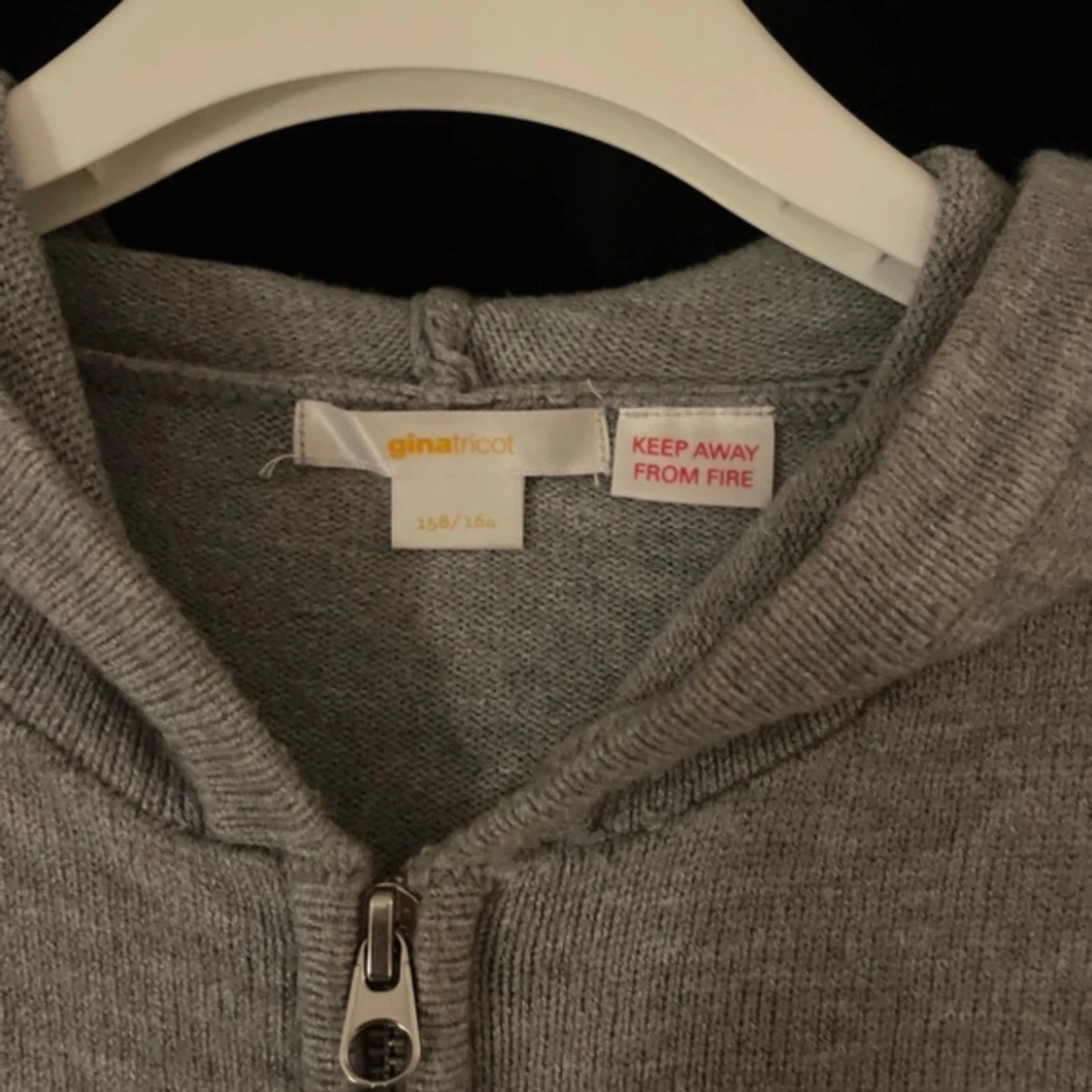 Grå croppad hoodie från Gina Tricot - 1