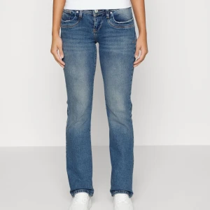 Lågmidjade lbt  jeans  - Snygga blå jeans från lbt som tyvärr inte kommer till användning i storlek W29 L32💞