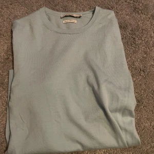 Merinoull tröja - Säljer en stilren ljusblå tröja från Jacknjones Premium, tillverkad av 100% merinoull i storlek S. Tröjan är i toppskick. Skriv för fler frågor🙌