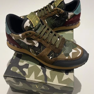 Valentino rockrunners  - Snygga sneakers från Valentino med ett unikt mönster och en snygg modell, box och dust aha följer med. Skick 7/10. Nypris 7800kr