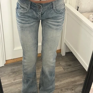 Lågmidjade utsvängda jeans  - Jätte fina vintage jeans! Är i toppen skick och passar xs-s😊 Jag är 166 som referens men detta är måtten: Inneben: 81 cm, midja rakt över: 38 cm Kom privat för frågor eller liknande❤️
