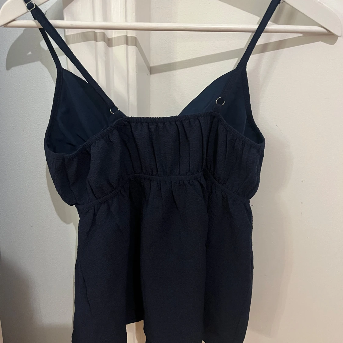 Svart ärmlös topp med broderi - 1