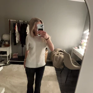 Vit söt tröja - Säljer en stilren vit stickad tröja med korta ärmar. Perfekt för en avslappnad look. Tröjan har en normal passform och är gjord i ett mjukt material❣️ 