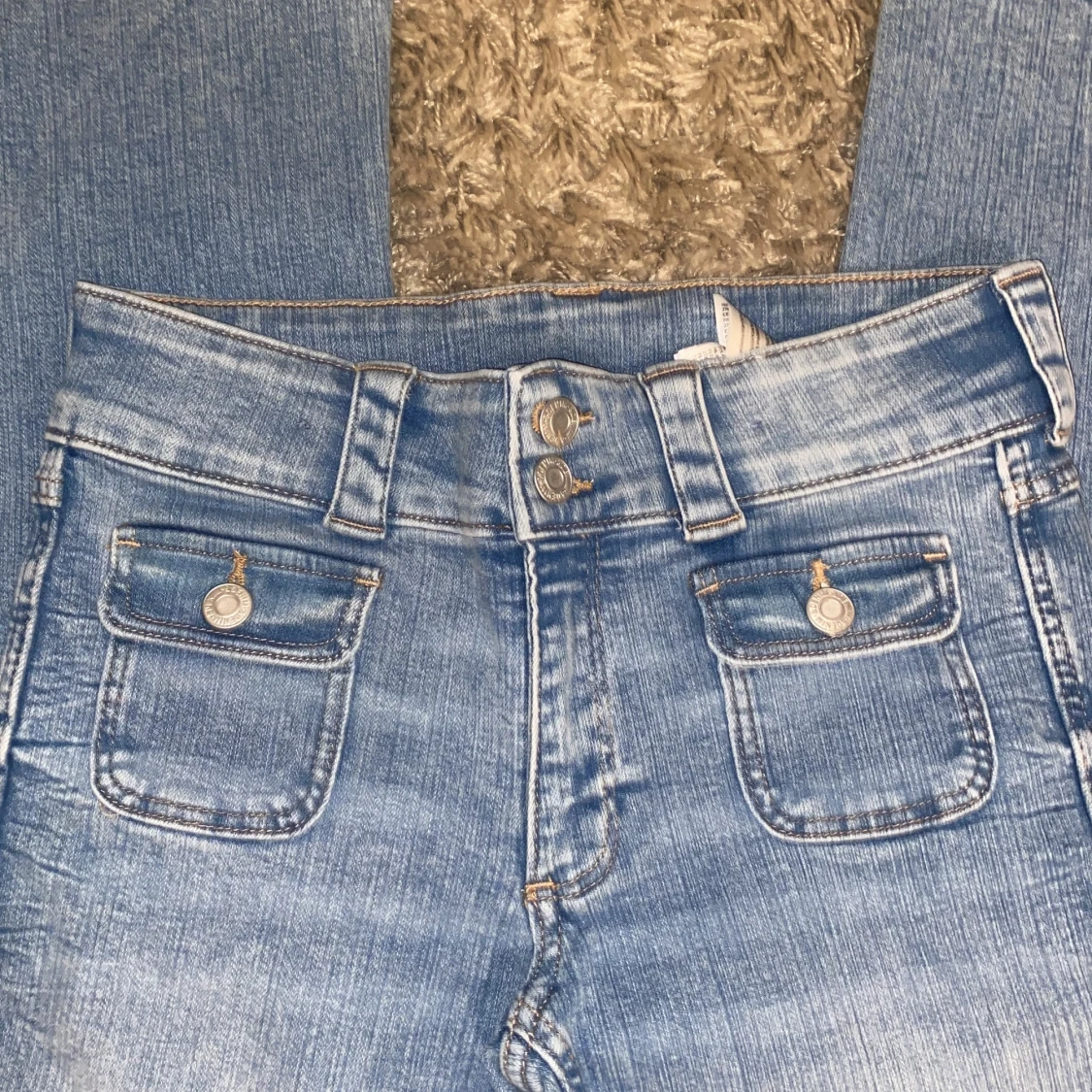 Blå bootcut jeans från H&M - 1