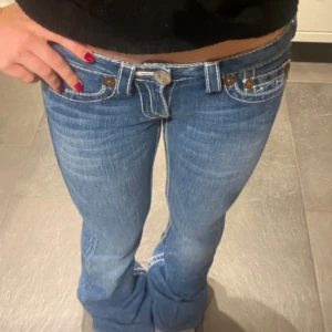 lågmidjade jeans - supersnygga lågmidjade True Religion jeans i nyskick som tyvärr sitter lite thight på mig. W27, midjemåttet 39,5 & innerbenslängden 82! priset kan diskuteras💕😊⭐️