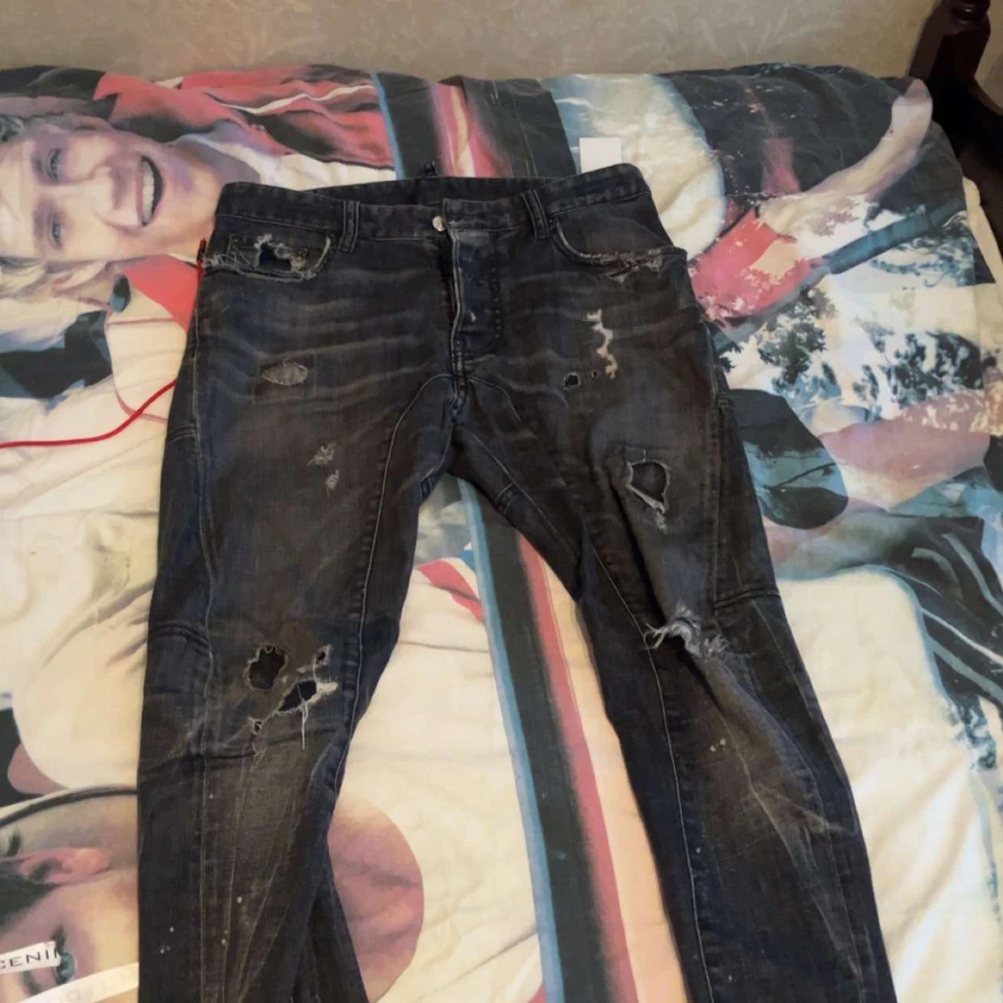 Svarta jeans med slitningar - 1