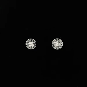 Silverörhängen från Thomas Sabo - Äkta silver (stearlingsilver 925) örhängen från Thomas Sabo. I mitten finns sju vita zirkoniastenar. Finns stämpel på både örhänge och plopp. Super fina som glittrar i ljuset och sitter platt på örat. ✨💕 Nypris var 749kr.