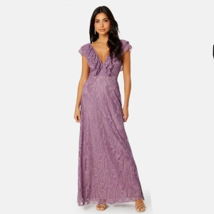 Balklänning  - Lila spetsklänning, använd en gång💕