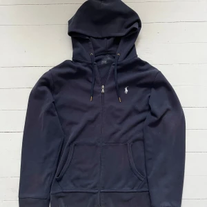 Ralph lauren hoodie  - Ralph lauren full zip hoodie i storlek S. Mycket fint skick. Kan gå ner i pris vid snabb affär.