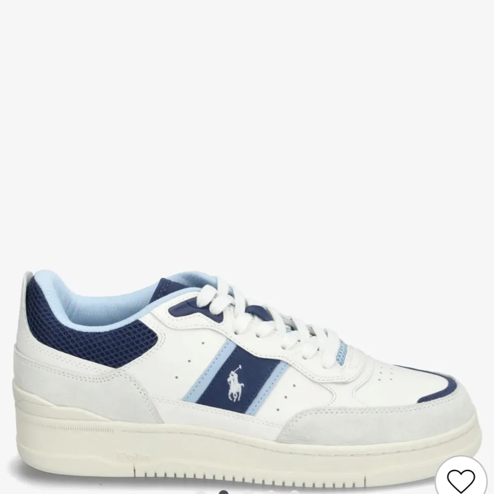 Postar inte endast möttes upp centralt Stockholm, ENDAST KONTANT. Helt oanvända kommer rakt oöppnade i kartong. Snygga vita sneakers från Polo Ralph Lauren med blå detaljer och logotyp på sidan. Skorna har snörning och en bekväm sula. Perfekta för en stilren look. Ny Pris: 1800 kr. Kengät.