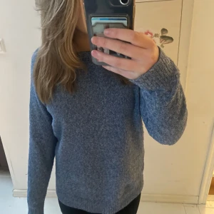 Blå stickad tröja från Vero Moda - Säljer en mysig blå stickad tröja från Vero Moda. Tröjan har långa ärmar och en klassisk rund halsringning. 💙