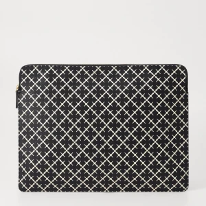 Svart och vit mönstrad datorväska - Snygg datorfofral från Marlene Birger med ett stilrent svart och vitt rutmönster. Väskan har en praktisk dragkedja i guld och är perfekt för att skydda din laptop. Den är tillverkad i ett slitstarkt material och har en elegant design som passar alla tillfällen.
