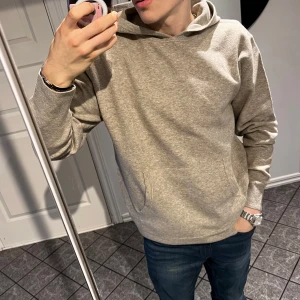 Stickad hoddie - Jag säljer denna helt nya stickade hoddie eftersom jag inte hann att lämna tillbaka den. Den är mycket snygg och är u storlek S men passar även M. Den är från NEXT och nypris är 760kr. Skriv om du undrar något och kom gärna med prisförslag!!