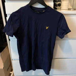 Lyle & Scott t-shirt  - Lyle & Scott t-shirt i storlek XS.