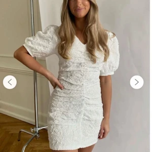 Perfekt studentklänning!! - Säljer min såå fina klänning jag hade på studenten förra året! Köpt på BY IC för 900kr. 