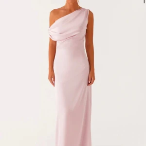 Ljusrosa oneshoulder klänning - Super fin ljusrosa oneshoulder klänning med draperad överdel från peppermayo. Perfekt för en bal / ett bröllop. Den är från peppermayo, helt oanvänd & kostade 1200kr inkl frakten. 