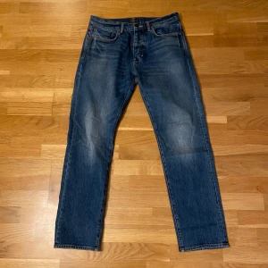 Blå jeans från Neuw - Säljer ett par snygga blå jeans från Neuw. De har en klassisk straight fit och är tillverkade i slitstarkt denim. Perfekta för en avslappnad stil med fem fickor och knappgylf.