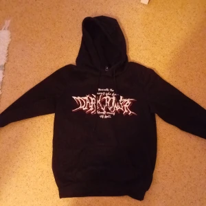 Svart hoodie från Romwe - Säljer en svart hoodie från Romwe med tryck i vitt och rött på både fram- och baksidan. Varför jag säljer den är för att jag inte använder den, och den är helt oanvänd, när du köper hoodien så fraktar jag den samma dag.
