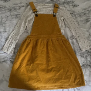 Kjol med tröja i set - Detta plagget har ingen fläck eller märken helt nytt skick.