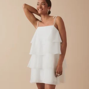 Studentklänning  - Säljer denna fina klänning från Gina tricot. Aldrig använd med lapp kvar. Perfekt studentklänning! Storlek S 