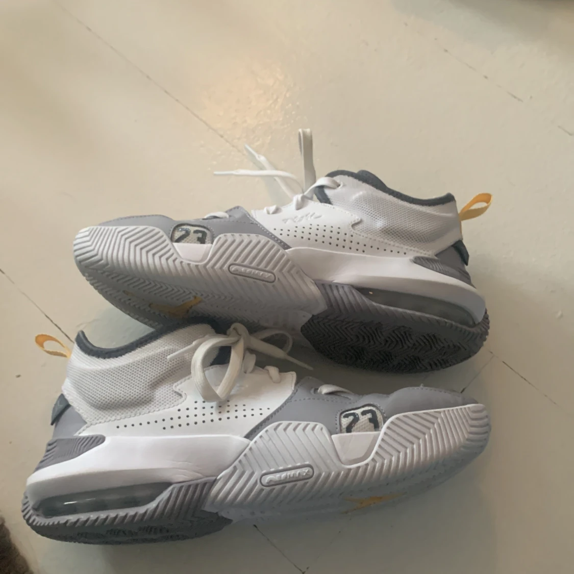 Nike Air Jordans i vitt och grått - 4