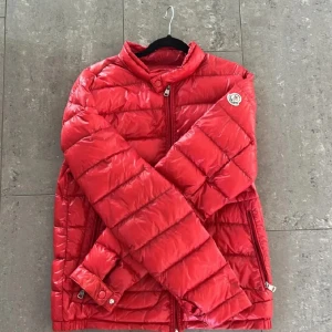 Röd moncler jacka  - Röd moncler jaca