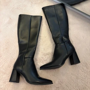 Svarta stövlar med klack - Snygga svarta stövlar i skinn med en elegant spetsig tå och klack. Perfekta för att ge en stilren look. De har en klassisk design som passar till många olika outfits. Använda endast 1 gång 💗Nypris 600kr