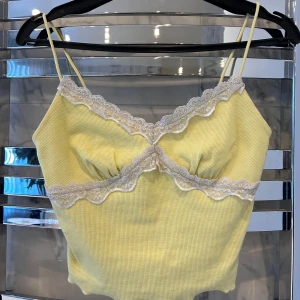 Gult linne med spetsdetaljer - Säljer ett gult linne med spetsdetaljer. Storlek XS, köparen står för frakten!💗