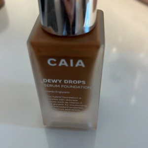 CAIA Dewy Drops  - Säljer en CAIA Dewy Drops Serum Foundation i nyansen 40W. Denna foundation har vitamin E och glycerin för återfuktning och ger en naturlig lyster. Säljer för att jag köpt i fel färg 🫶pris går att diskutera 