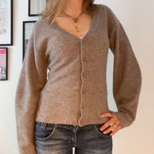 V-ringad ljusbrun kofta  - Superfin Ljusbrun/beige kofta från Lindex!❤️