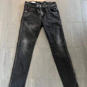Replay hyperflex  - Snygga svarta Replay Hyperflex, slim fit passform, pris 499 (ny pris 1800), storlek 29/32
