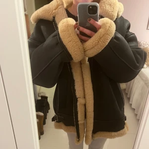 Shearling jacka ÄKTA PÄLS och LÄDER - Så snygg shearlingjacka som jag köpt vintage. Väldigt fint skick! Det är äkta päls och läder. Den är ganska stor, gissar typ på XL. Funkar på både killar och tjejer ❤️