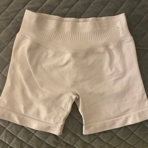 Dfyne shorts  - Så snygga tränings shorts från DFYNE. Helt nya aldrig använda, säljer då jag tycker dom sitter för tight för min smak. Färgen LUNAR ROCK & Modell IMPACT 