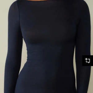 Mörkblå intimissimi  - Helt ny och oanvänd, prislapp finns. Byte går ifall du har en vinröd eller svart!