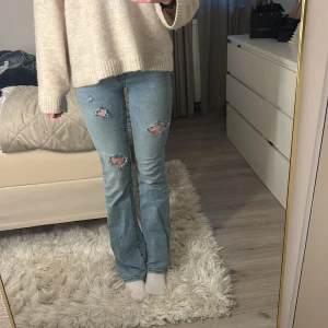 Bootcut Jens  - Jeans från Gina Young som jag har klippt hål på själv 💓om man kollar tredje bilden ser man att byxorna har ett litet hål men det är inget som syns när man har på sig dem och det är lätt att sy om det skulle vara så 💓