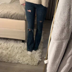 Blå bootcut jeans med slitningar - Snygga blå bootcut jeans med slitningar från Gina tricot . Jag har klippt hålen själv och jag har även sprett upp dem så dem blir längre💓jag är 170 lång💓