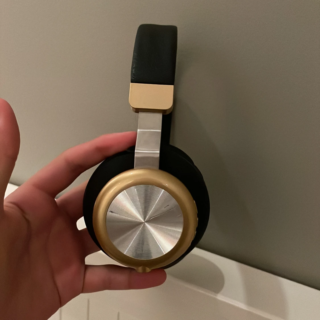 Svarta och guldiga hörlurar - 1