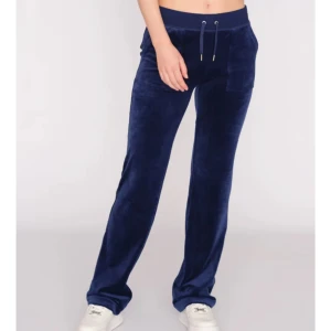 Mörkblå juicy couture - Snygga juicys i mörblått💓 strl xxs, lite noppriga i midjan men absolut inget man tänker på, den ena metall saken som sitter på snöret har åkt av en gång men jag satte bara tillbaka den som var de som nya, kan ha tendens att åka av igen🤷‍♀️ skicka vid frågor/bilder och prisförslag!💞 