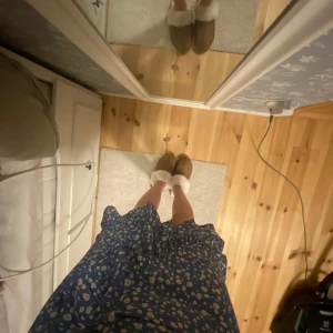 Blå vit kjol - Blå vit kjol, är lite genomskinlig men ingenting man tänker på ifall man inte kolla noga, skriv för fler bilder på plagget💗 köparen står för frakt!