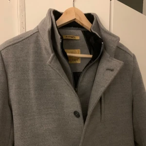  kappa med inbyggd väst  - Den är nästan ny och har en inbyggd väst med en päls liknande material