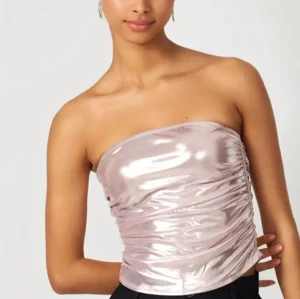 Rosa tubtopp - Säljer en glansig rosa tubtopp från Cider. Toppen har en snygg rynkad design som ger en unik look.  Köpt för 132kr. Strl S, passar även Xs. Sitter tajtare än på modellen (man ser en glims på sista bilden) skriv för mer info, bilder eller förslag av pris ❤️