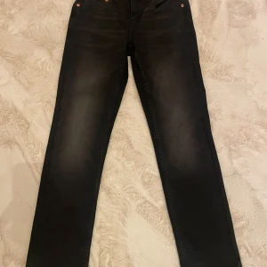 Nya Svarta jeans från Levi's strl 10A - Aldrig använda. Snygga svarta jeans från Levi's med klassisk design. De har en rak passform och är tillverkade i slitstarkt denim. Köparen står för frakt.