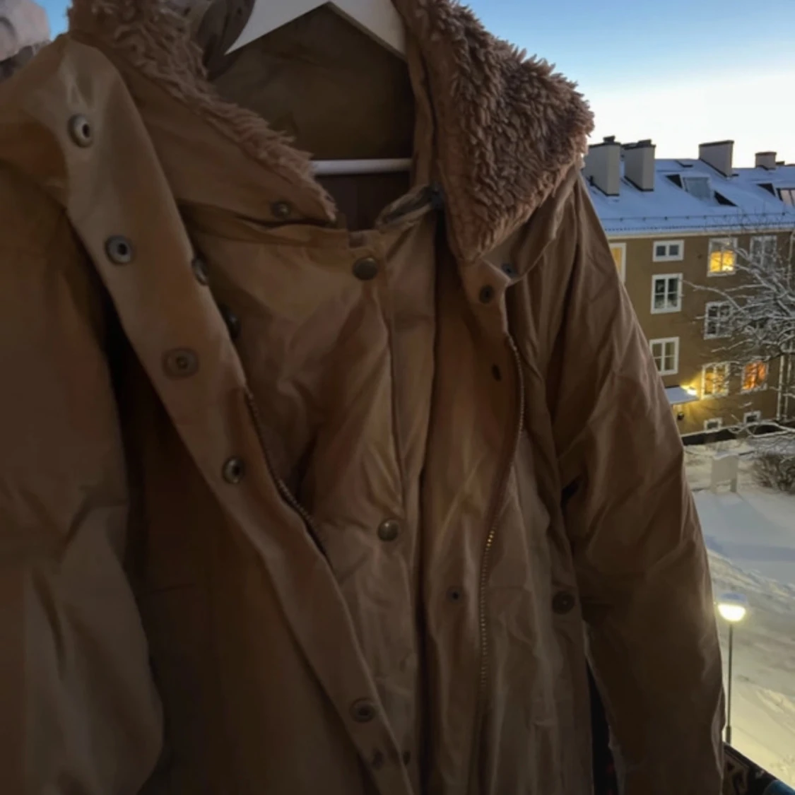 Beige parkajacka från Acne - 1