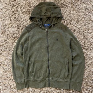 Ralph lauren cardigan  - Sjukt snygg och sällsynt cardigan från Ralph lauren. Mycket gott skick och storlek S sitter som xs. Fraktar spårbart via PostNord på köparens bekostnad. //Armadio💫