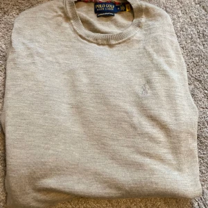 Ralph Lauren merinoull - Säljer en grå/beige tröja från Ralph Lauren i 100% merinoull. Storlek M men passar även S. Passformen är ganska slim. Inga skador på tröjan. Skriv för fler frågor🙌