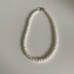 Pärlhalsband - Säljer detta halsbandet pågrund av att jag har ett annat som är exakt likadant då jag tycker det är meningslöst att ha två stycken.